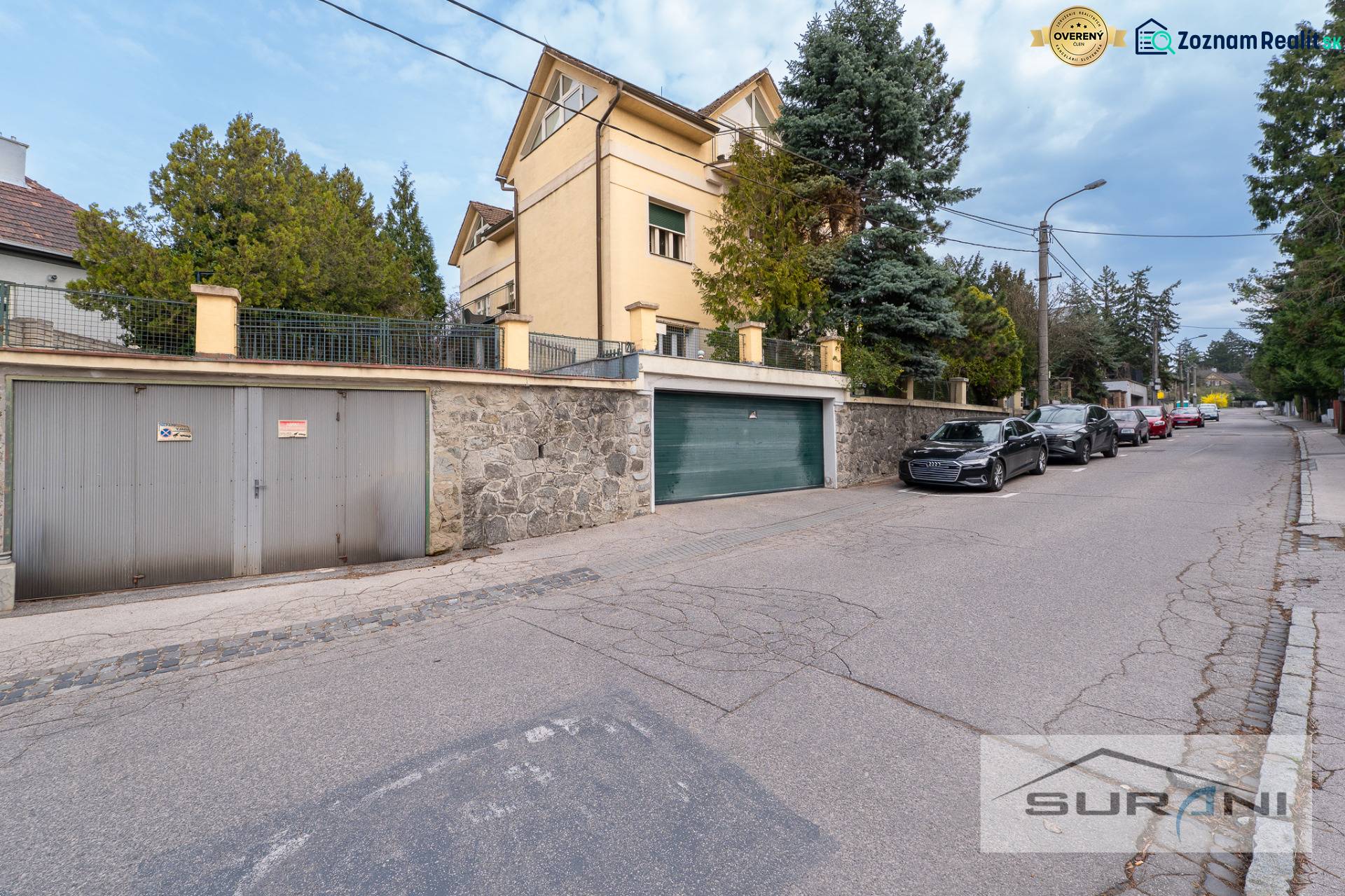 Krčméryho Straße in Bratislava - Staré Mesto mit Garageneinfahrt und geparkten Autos.