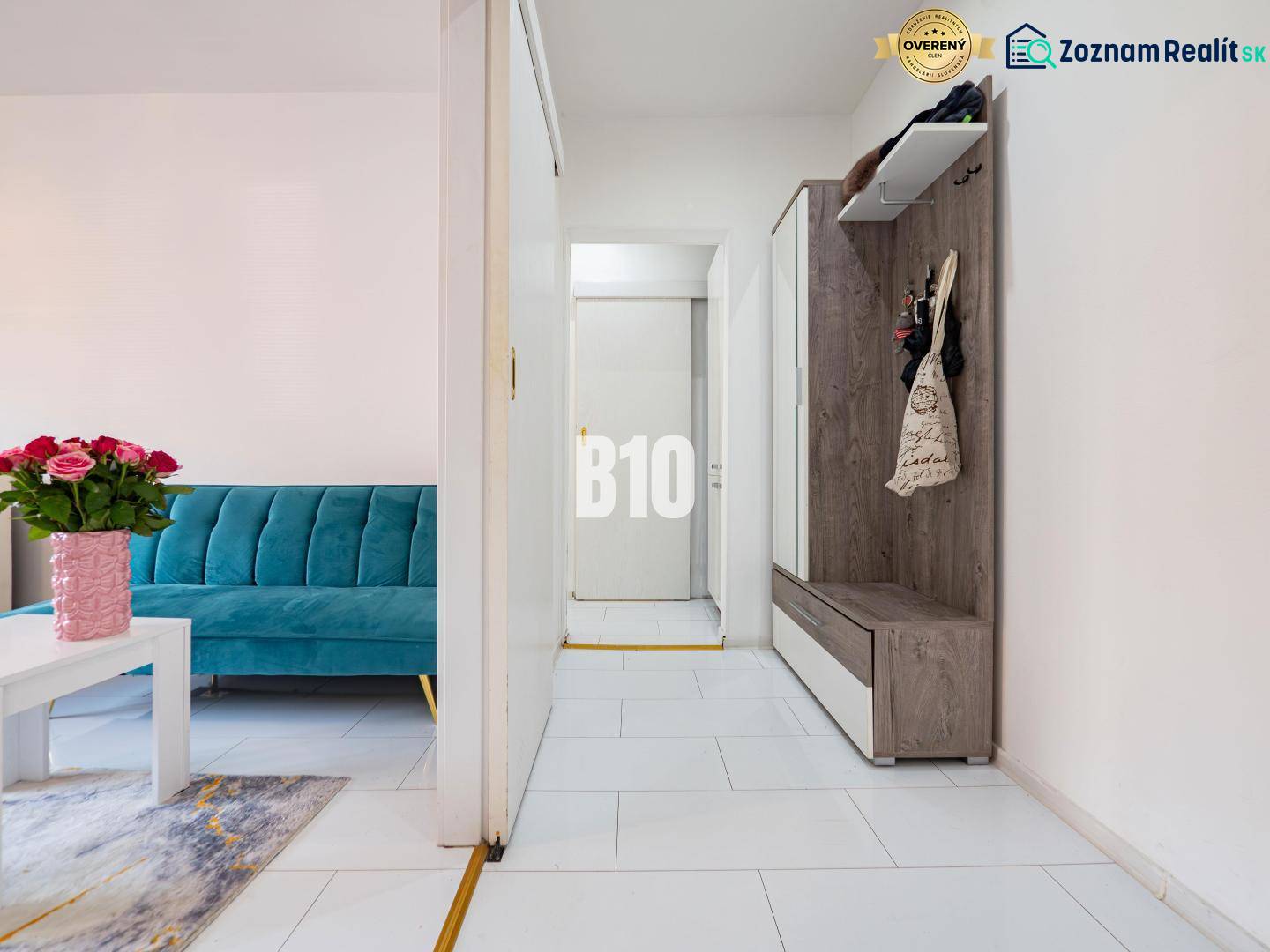 Gemütliche 1-Zimmer-Wohnung mit hellem Interieur, blauer Couch und Holzmöbel-Dekor.