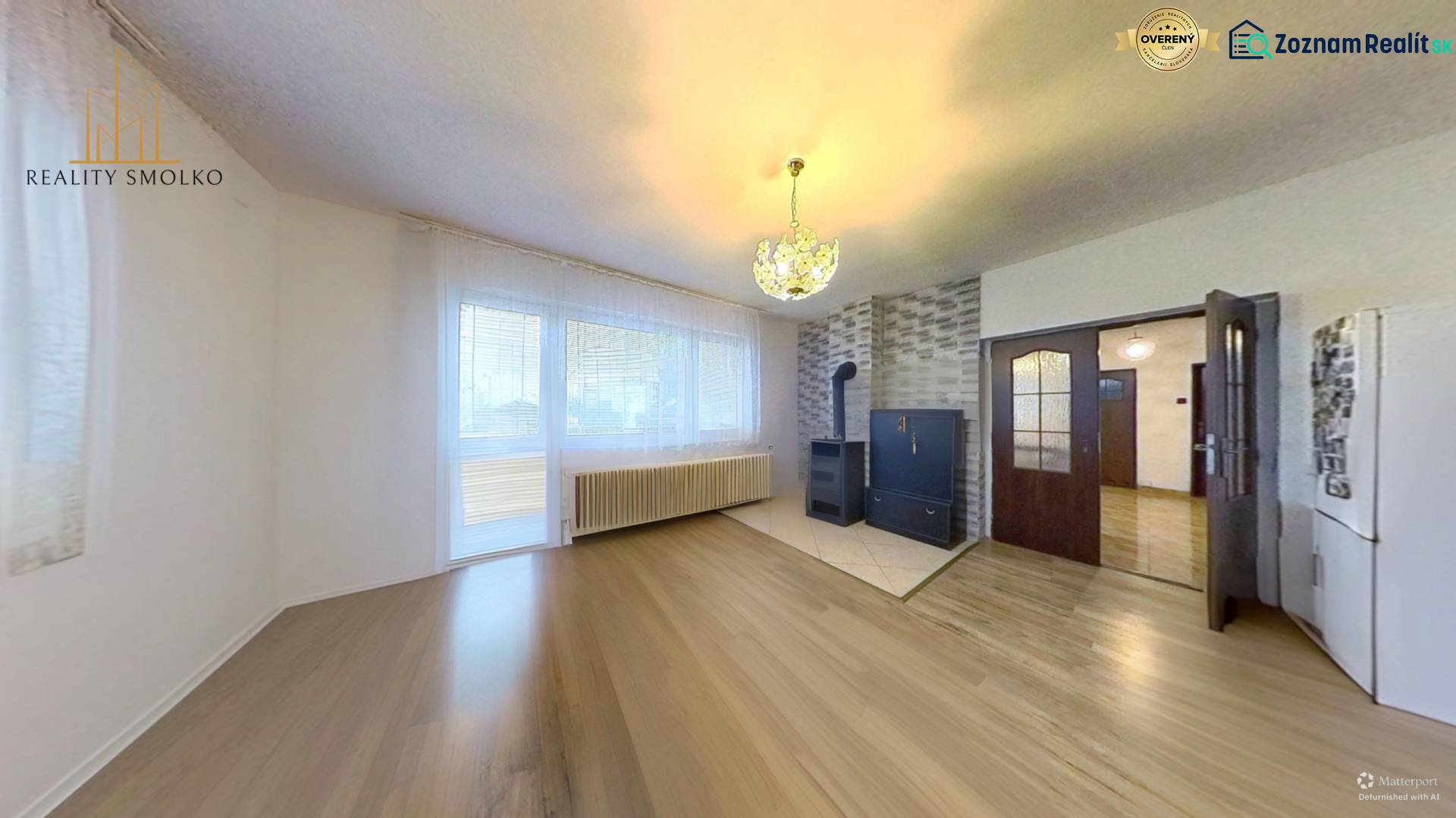 Wohnzimmer in einem Einfamilienhaus mit Holzboden und einem Ofen.