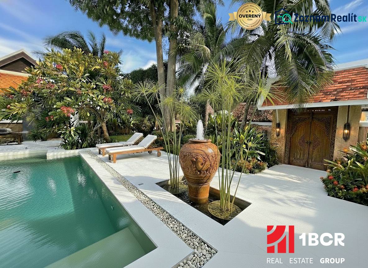 Blick auf eine Luxusvilla in Pattaya mit Pool und exotischem Garten.