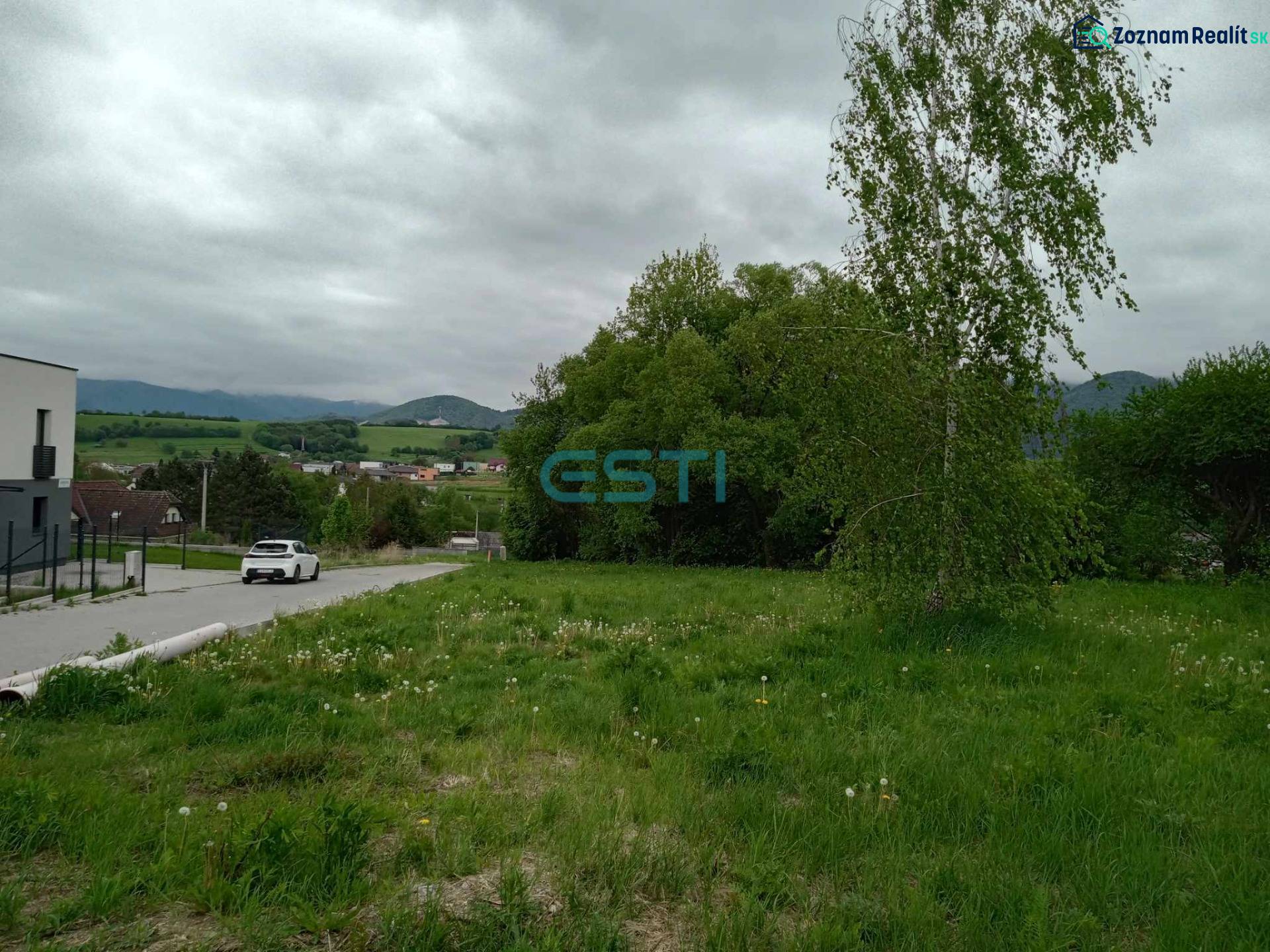 Grundstücke - Wohnen in Chotárna in Žilina mit Blick auf Wiesen und Bäume.