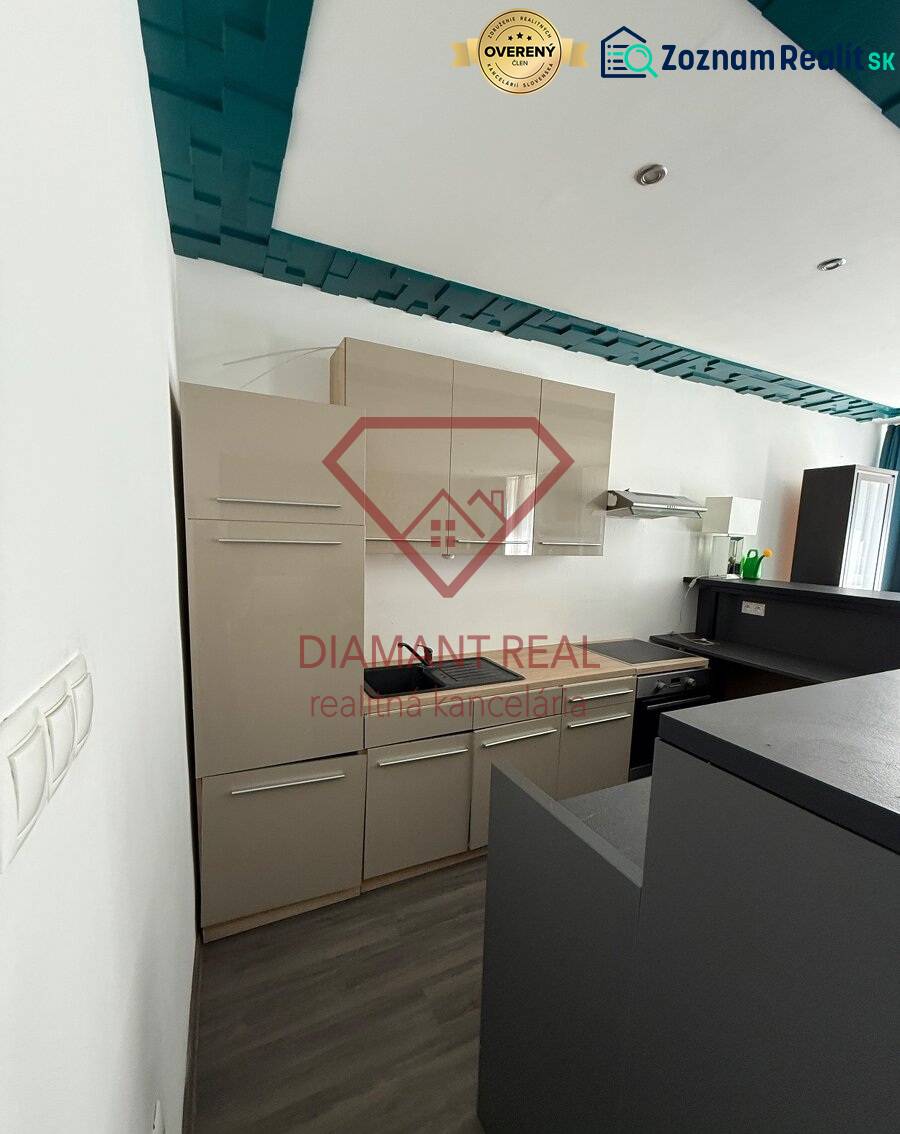 Eine Küche mit Einbauschränken und Kochfeld in einem Einfamilienhaus.