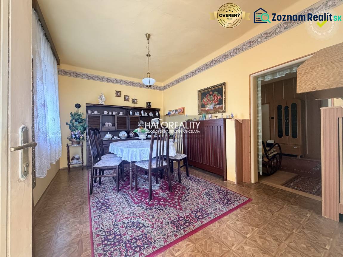 Ein sanft abgestimmtes Esszimmer in einem Einfamilienhaus mit einem Boden in Holzoptik.