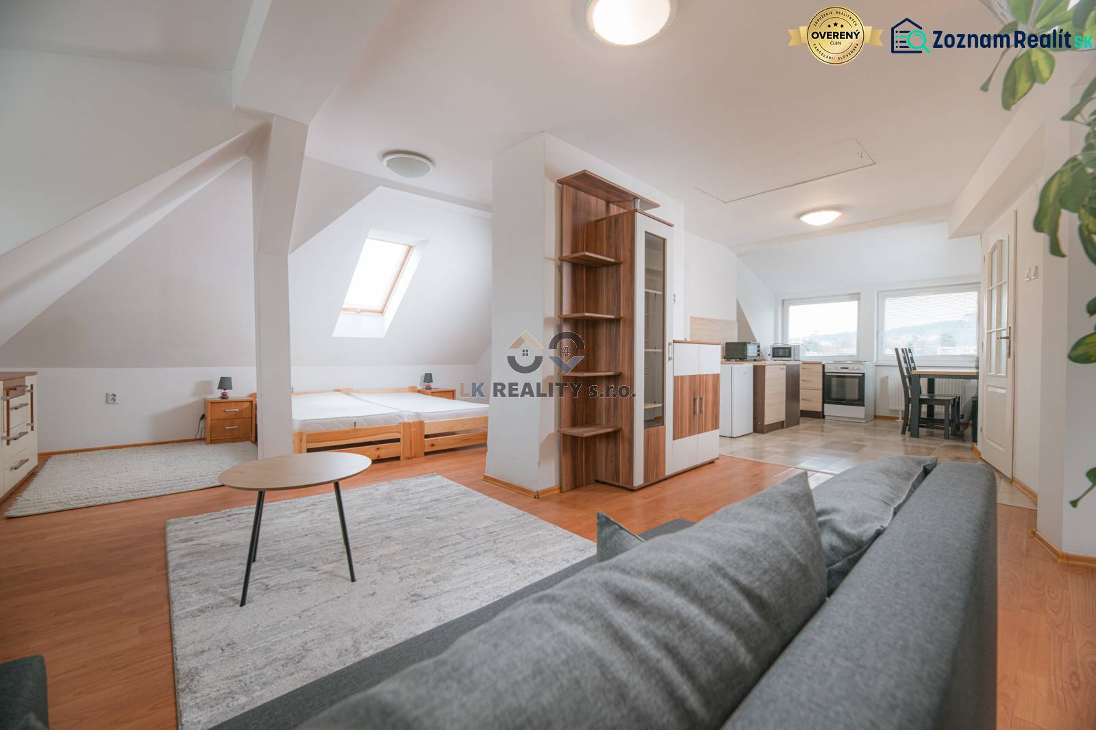 Helles Interieur einer 2-Zimmer-Wohnung mit Holzboden und Kochnische.