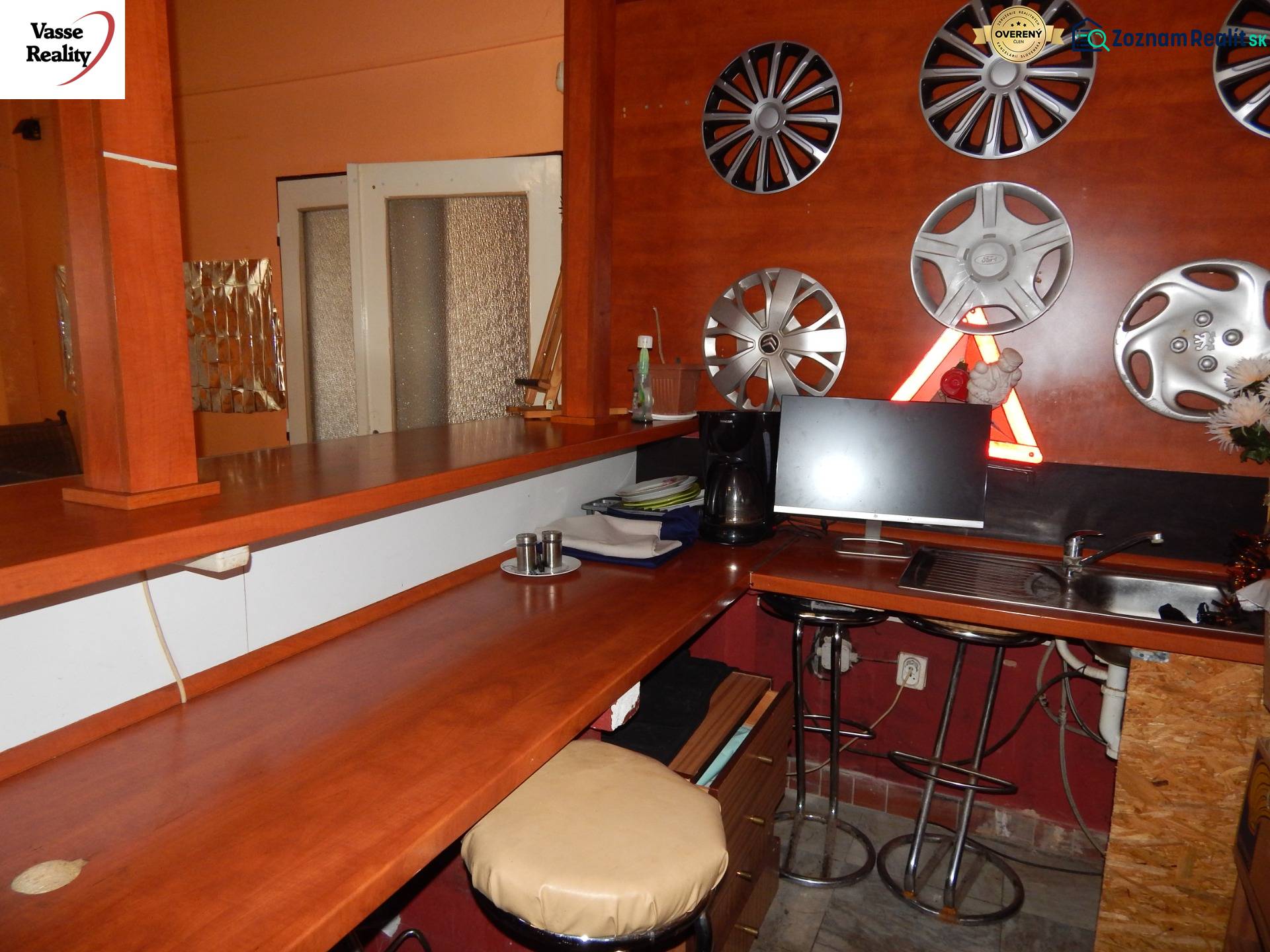 Ein Interieur mit einer Bar und Dekoration aus Radkappen an der Wand in Gastronomieräumen.