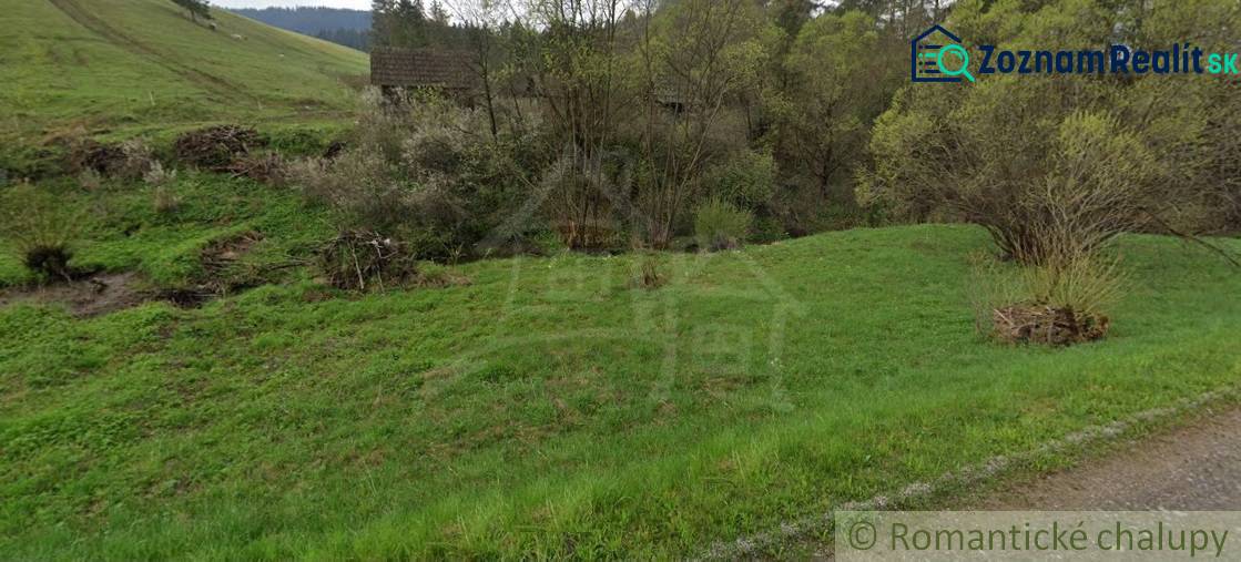 Grünflächen und Bäume auf Wohnbaugrundstücken in der Stadt Havka.