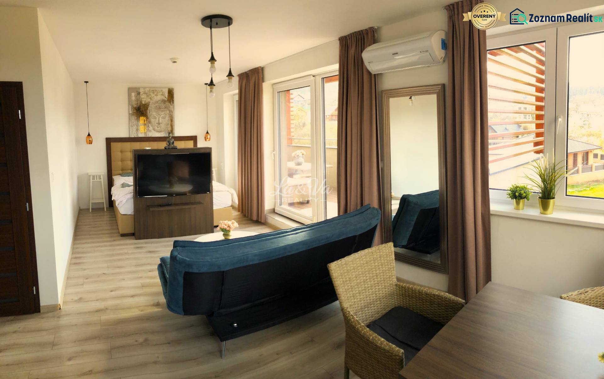 Helle 2-Zimmer-Wohnung mit Holzboden, Sofa und großen Fenstern.