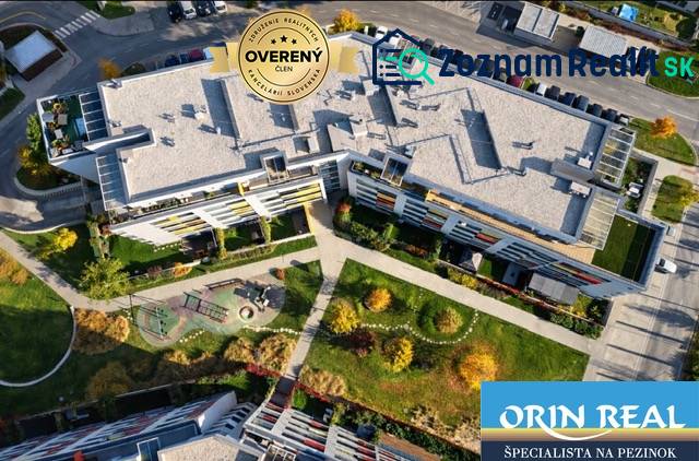 Wohnkomplex mit Spielplatz in der Malokrasňanská Straße in Bratislava - Rača, Ansicht von oben.