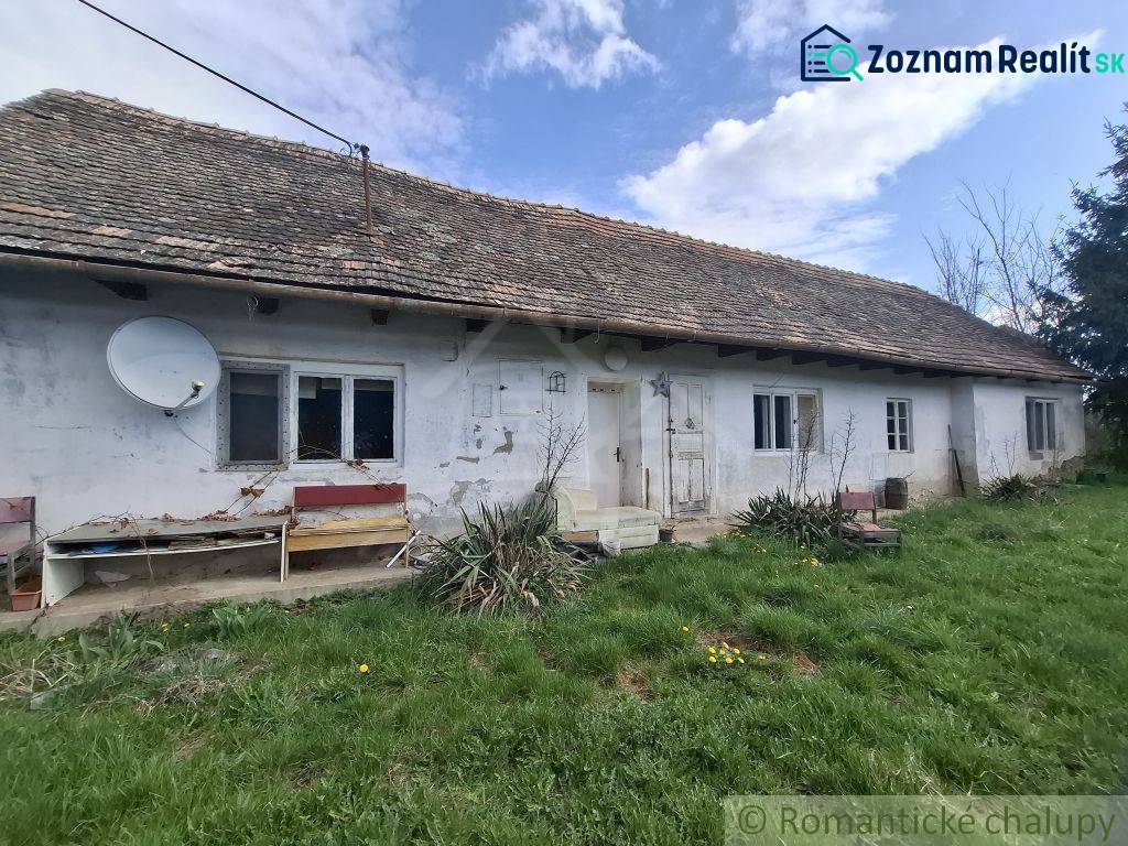 Ein Einfamilienhaus in Ozdín mit weißer Fassade und einer Satellitenschüssel auf dem Dach.