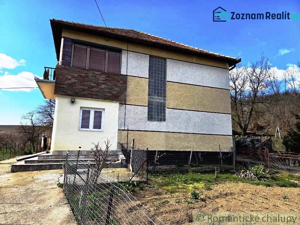 Ein Einfamilienhaus in Kiarovo mit Balkon und Garten auf einem sichtbaren Grundstück.