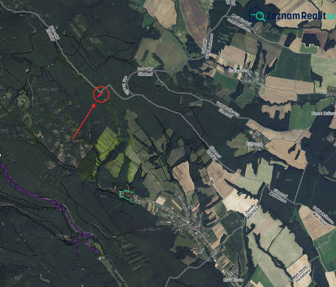 Luftaufnahme von landwirtschaftlichen und forstwirtschaftlichen Flächen in der Umgebung von Zlatníky und Cimenná.