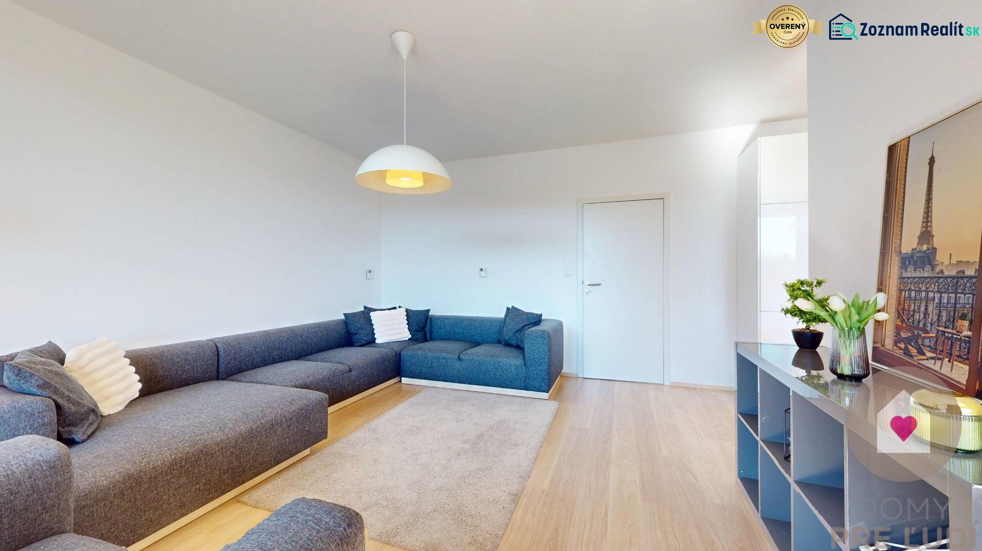 Wohnzimmer mit blauer Couch, Holzboden, 3-Zimmer-Wohnung.