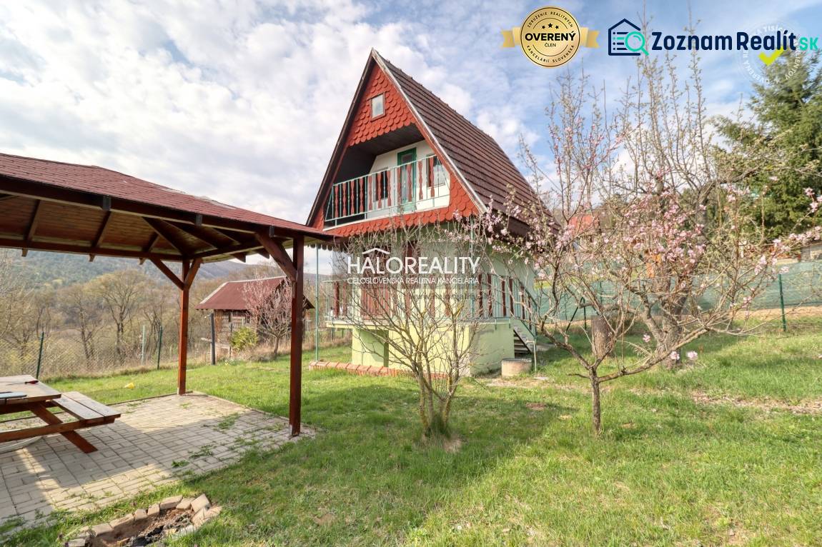 Holzhütte in den Gärten von Čachtice mit Pavillon und natürlicher Szenerie.