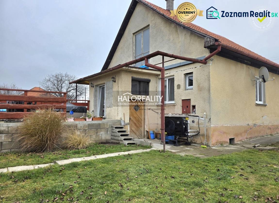 Ein Einfamilienhaus in Čereňany mit gepflegtem Garten und Terrasse.
