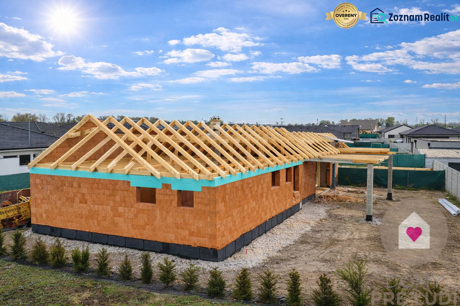 Ein im Bau befindliches Einfamilienhaus in der Karasova-Straße in Senec, mit sichtbarer Dachkonstruktion.