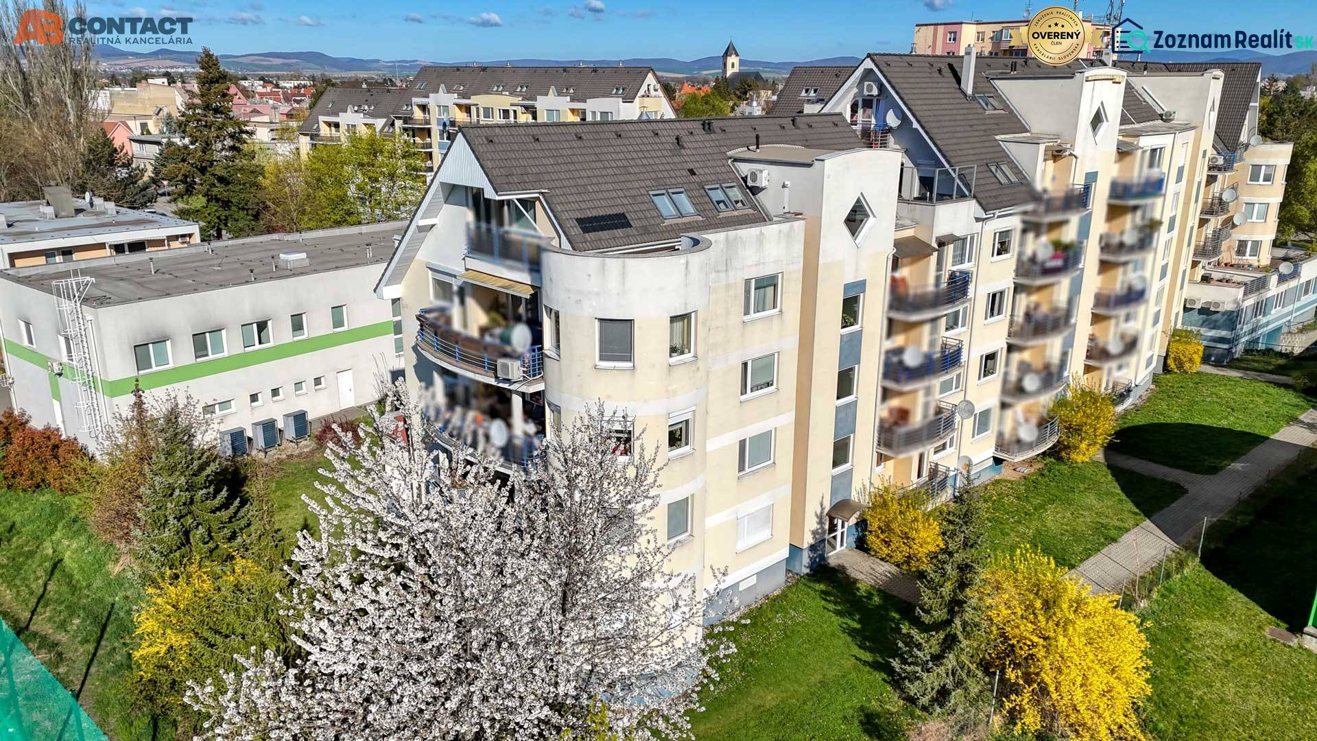 Wohngebäude in der E. Belluša Straße in Piešťany, umgeben von Grünflächen.