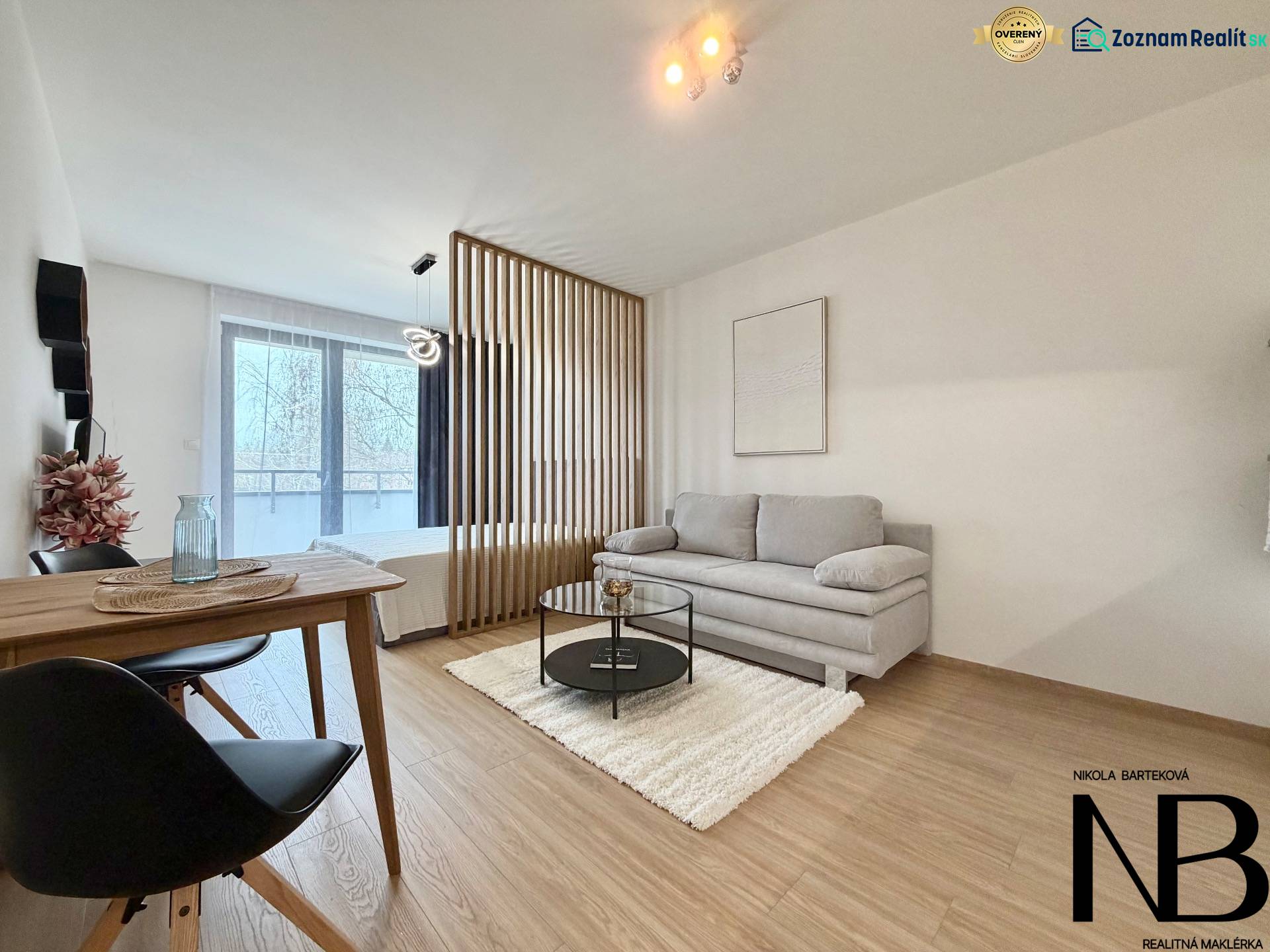 Wohnzimmer mit Sofa und Esstisch, Holzboden, Einzimmerwohnung.