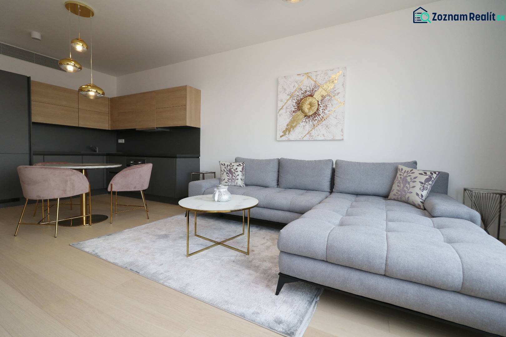Stilvolles Wohnzimmer mit Sofa und Küche in einer 2-Zimmer-Wohnung.