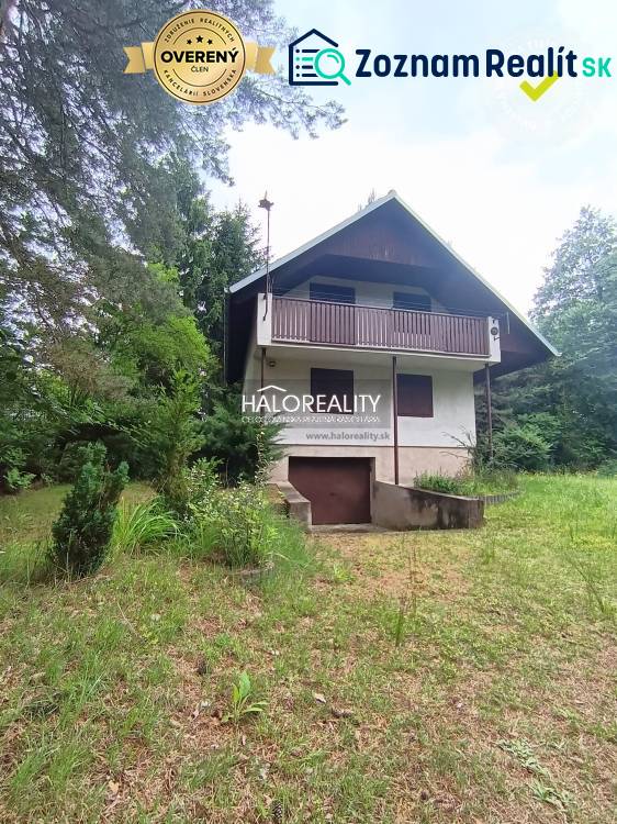 Eine Hütte in Borský Svätý Jur, umgeben von Grün, ideal zum Entspannen und Erholen.