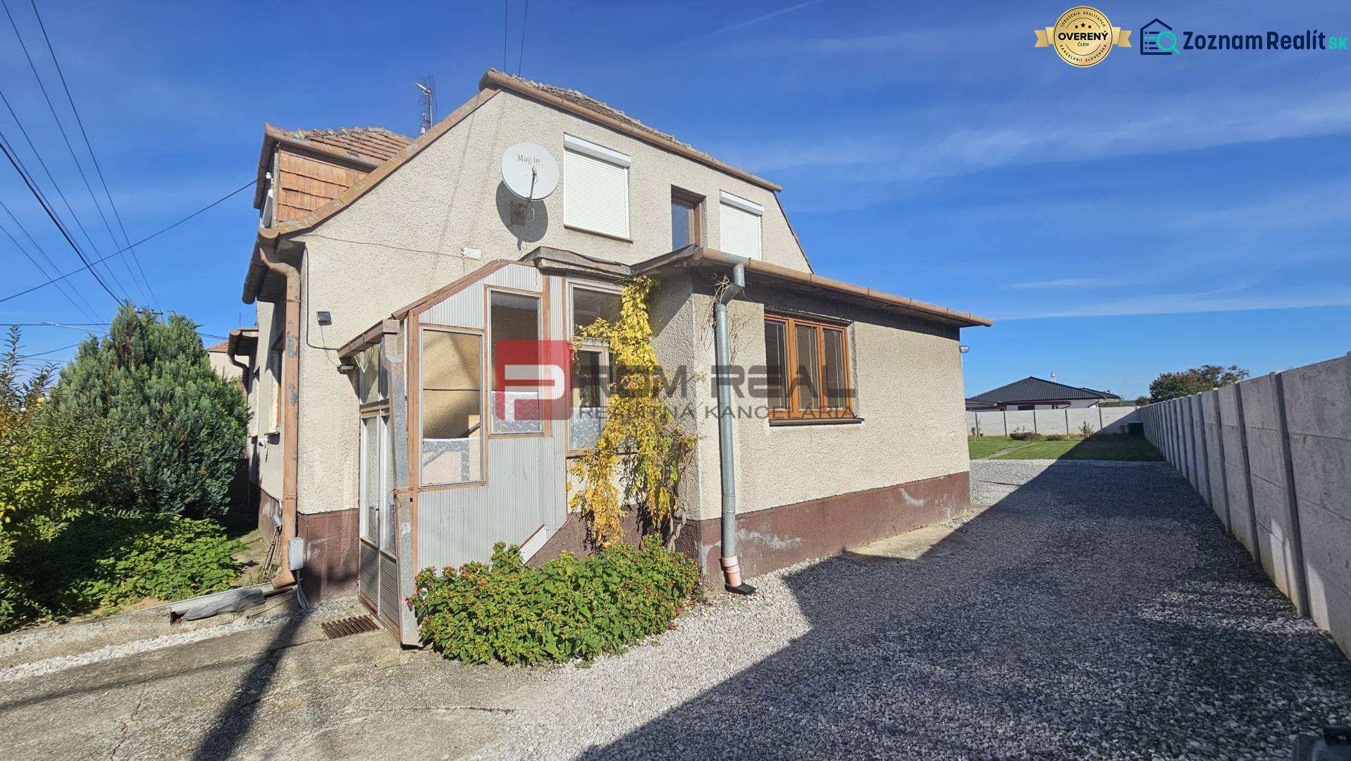 Einfamilienhaus in der Straße Chorvátska in Slovenský Grob, an der Seite eine befestigte Straße.