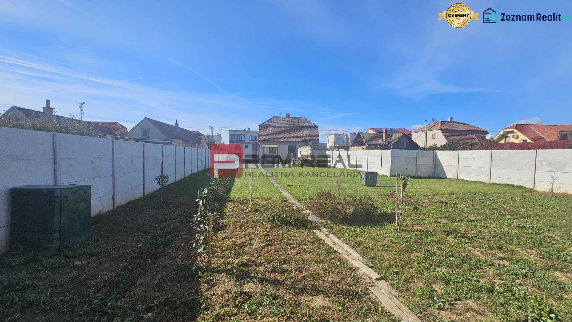 Ein Einfamilienhaus in der Chorvátska-Straße in Slovenský Grob mit einem großen eingezäunten Hof.