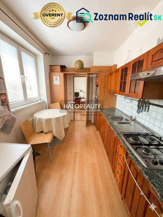 Küche in einer 3-Zimmer-Wohnung mit Holzboden und Esstisch.