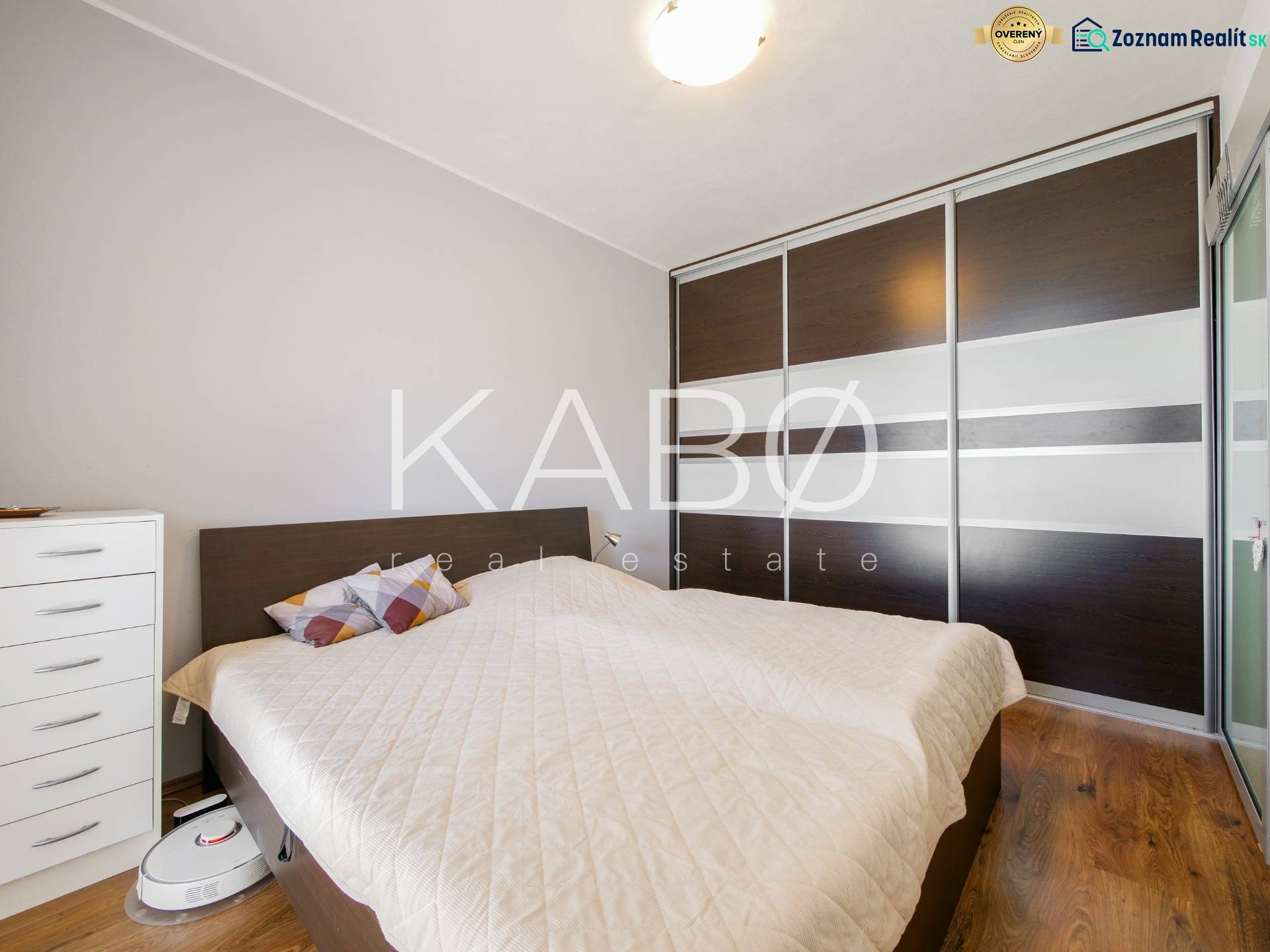 Schlafzimmer in einer 3-Zimmer-Wohnung mit Holzboden und Einbauschrank.