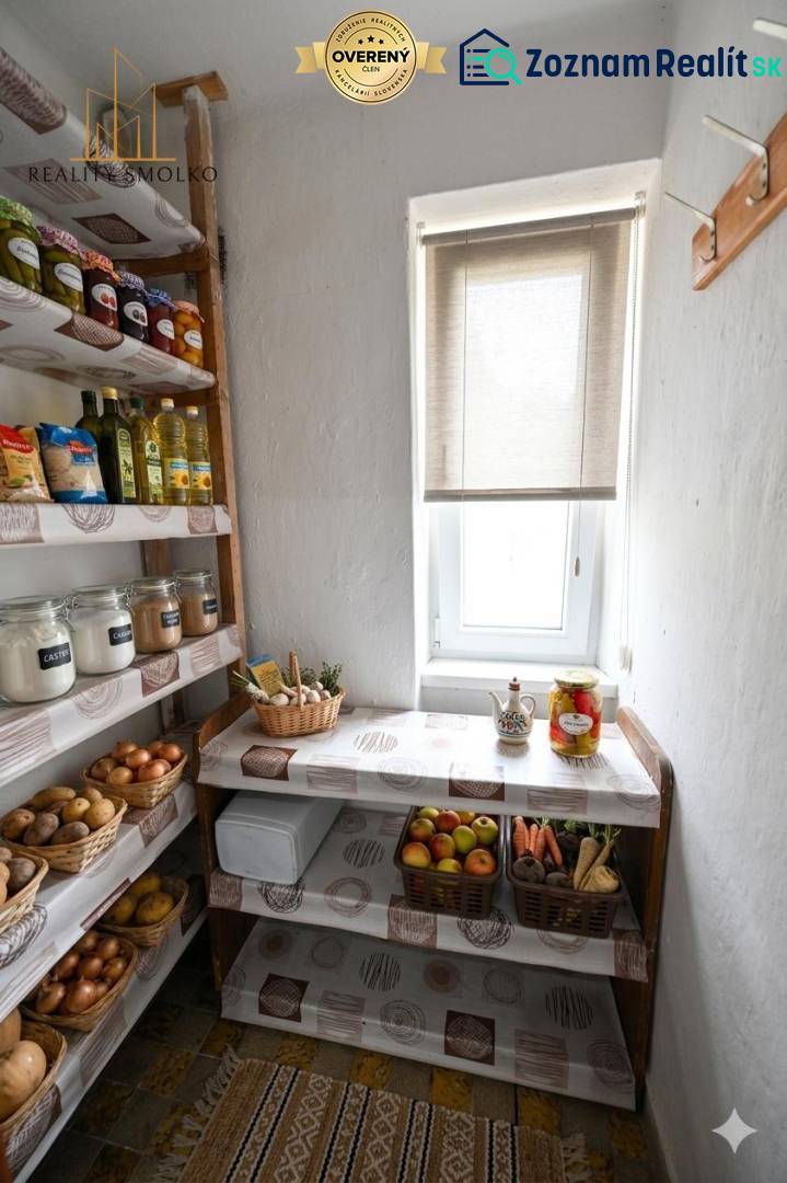 Speisekammer mit Regalen, Obst, Gemüse und Lebensmitteln in einer 2-Zimmer-Wohnung, Licht fällt durch das Fenster.