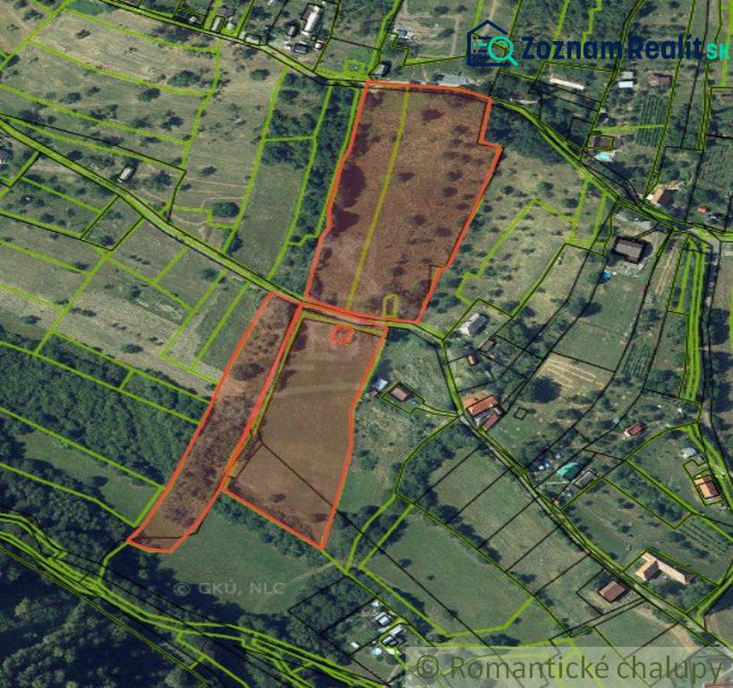 Luftaufnahme von Grundstücken - Wohnen in der Stadt Krupina mit eingezeichneten Parzellen.