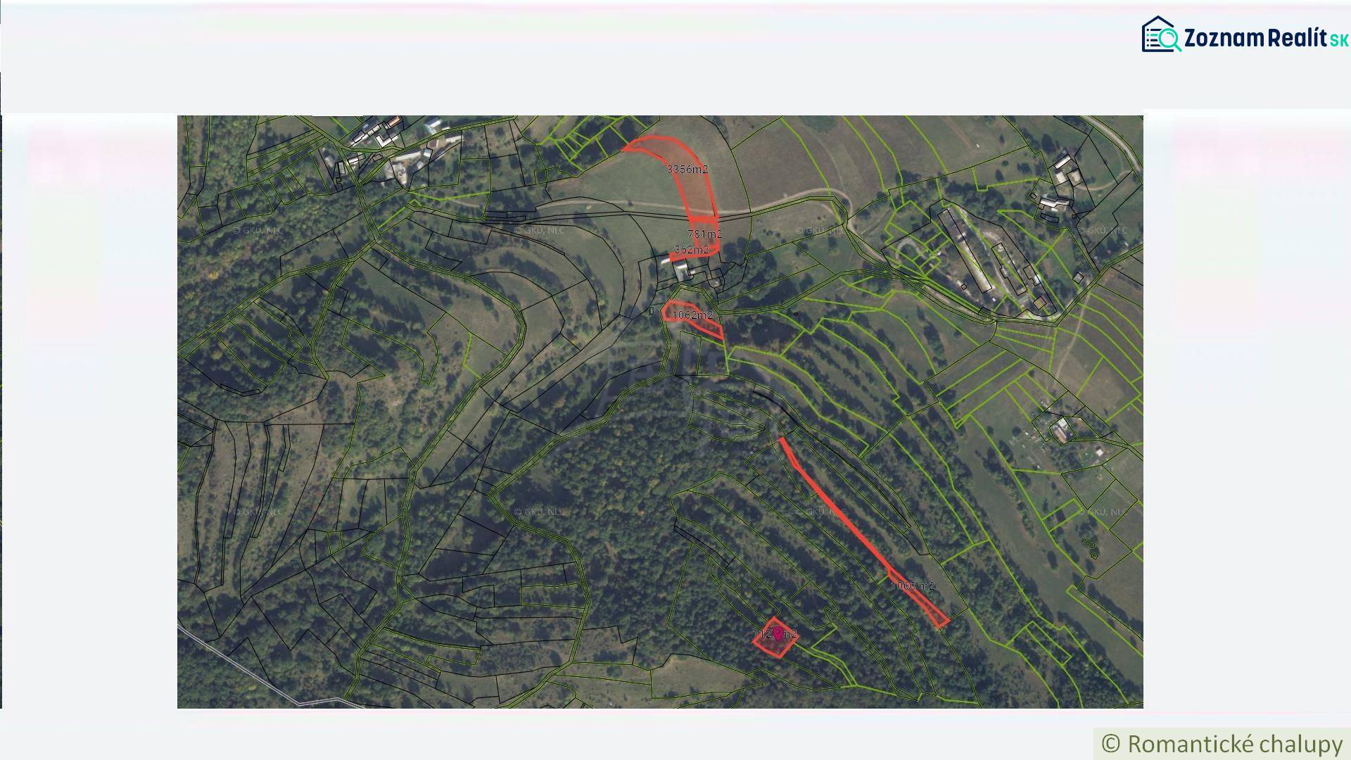 Luftaufnahme von parzellierten Wohnbaugrundstücken in Horný Tisovník mit bewaldeter Landschaft.