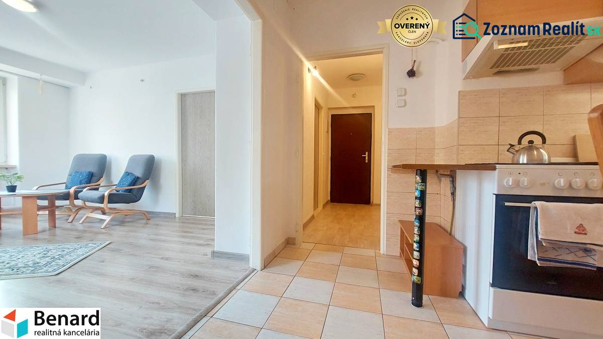 Küche mit Wohnzimmer, weiße Wände, Boden mit Holzdekor, 2-Zimmer-Wohnung.