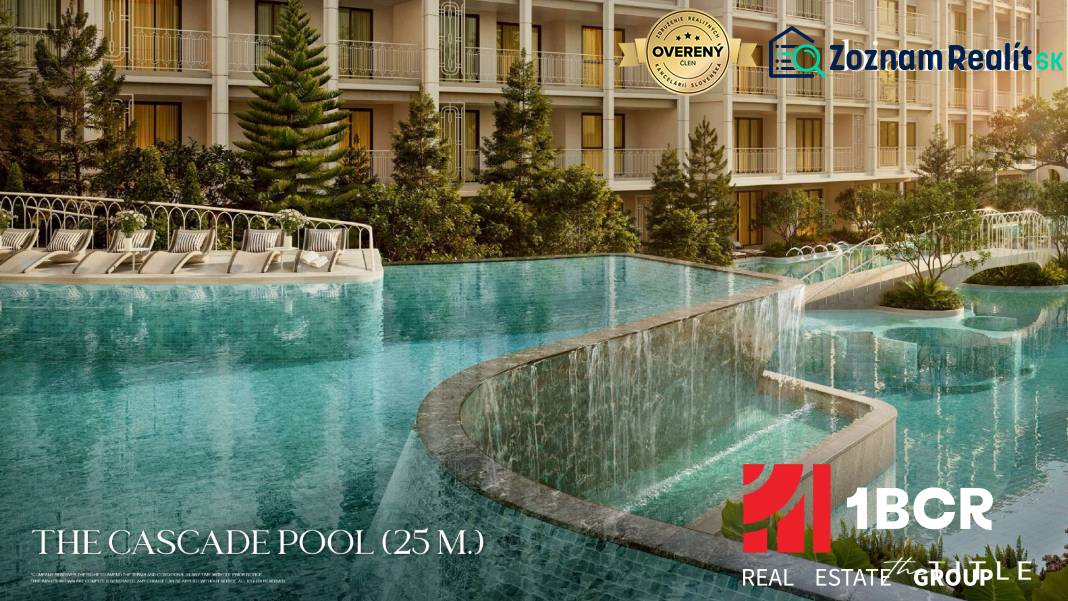 Ein Pool mit Kaskaden beim Bau von Wohnungen in Phuket mit Liegestühlen und Grünflächen.