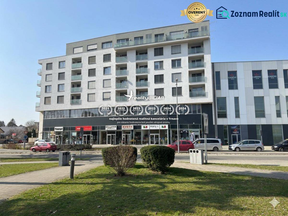 Gebäude für besondere Immobilien in der Nitrianska-Straße 755 in Piešťany mit Grünflächen.