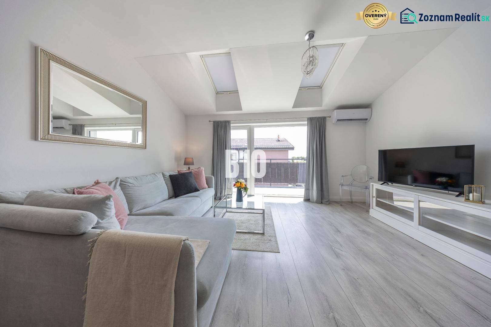 Wohnzimmer in einer 3-Zimmer-Wohnung mit Sofa und Holzboden.