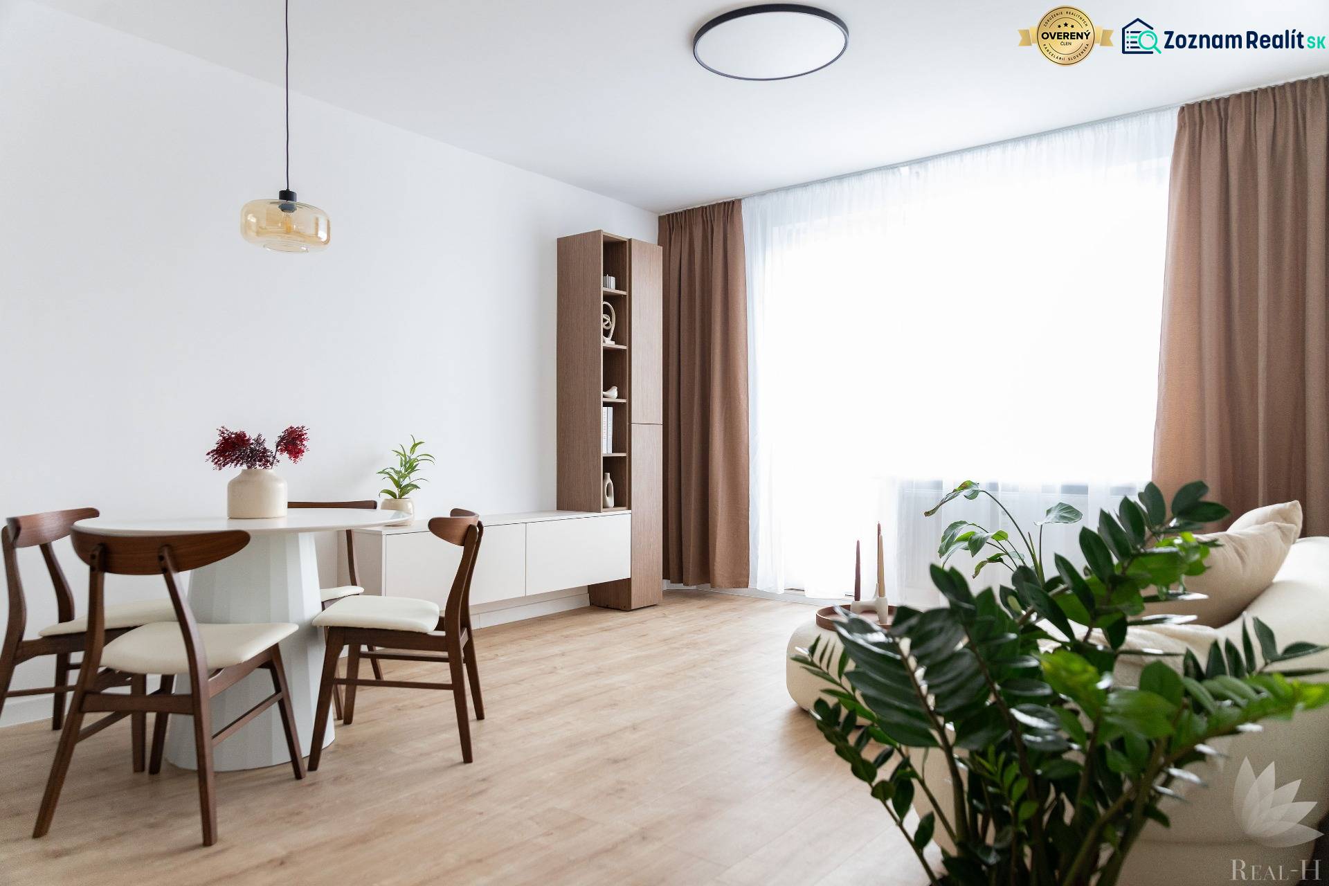 Wohnzimmer mit Esstisch und Holzboden in einer 3-Zimmer-Wohnung.