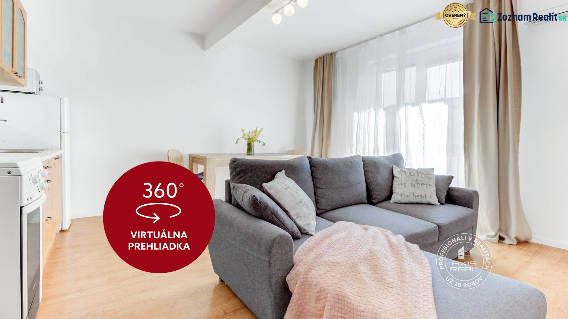 Wohnbereich mit bequemer Couch und Holzbodenoptik, 2-Zimmer-Wohnung.