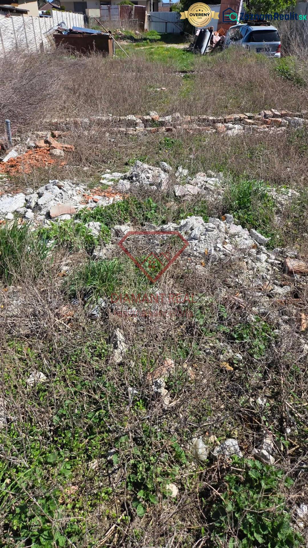 Grundstück zum Wohnen in Tešedíkovo in der Straße Tešedíkovo mit ungepflegter Vegetation und Bauschutt.