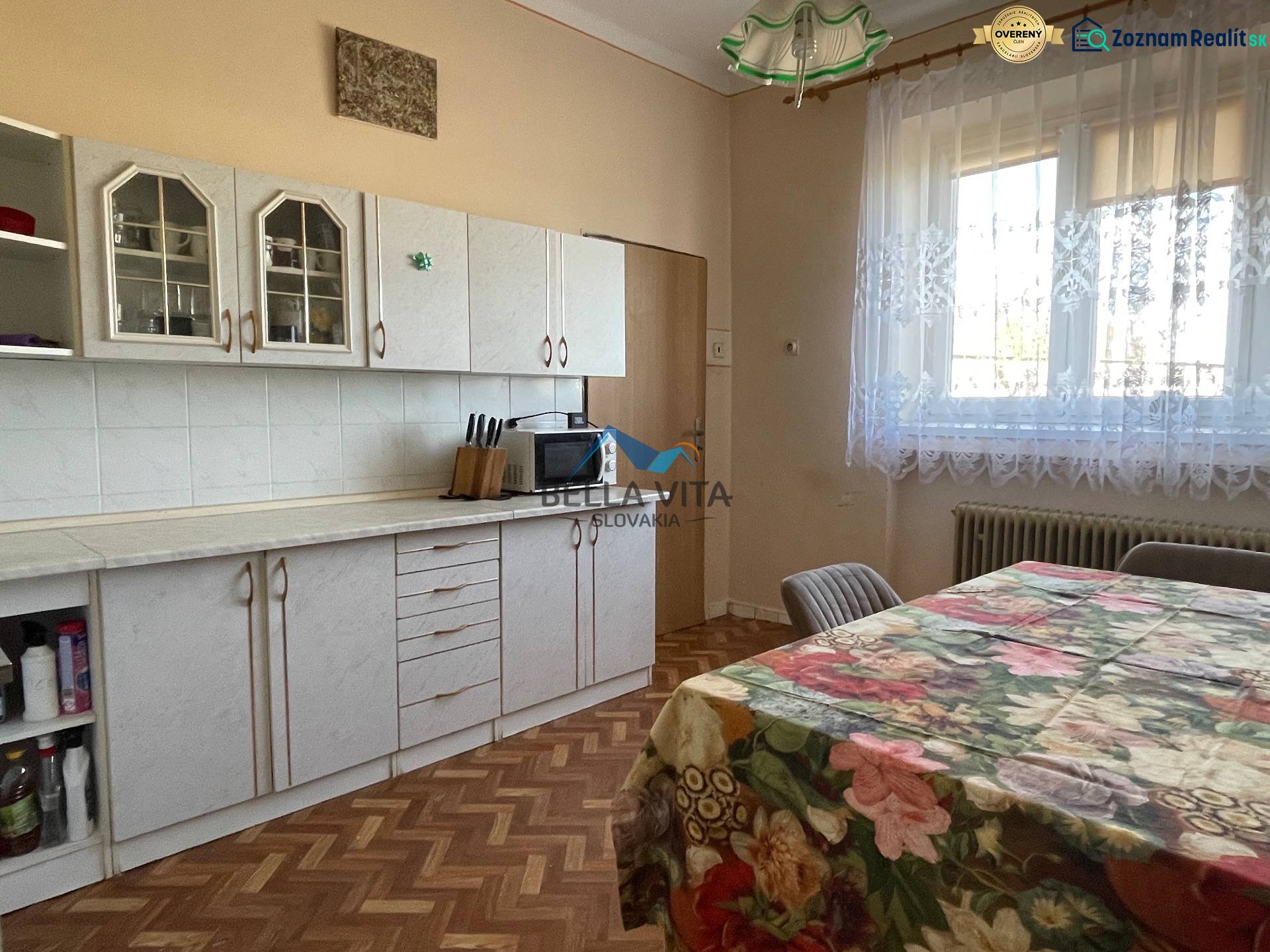 Kuchyňa s podlahou s dreveným dekorom v rodinnom dome.