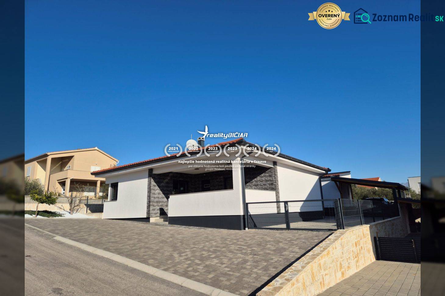 Einfamilienhaus in der Mulo-Straße in Vrsi mit befestigtem Hof und Tor.