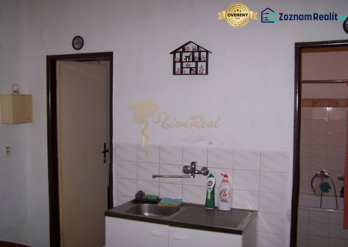 Küche mit hängendem Abtropfgestell neben dem Waschbecken in einer 2-Zimmer-Wohnung.