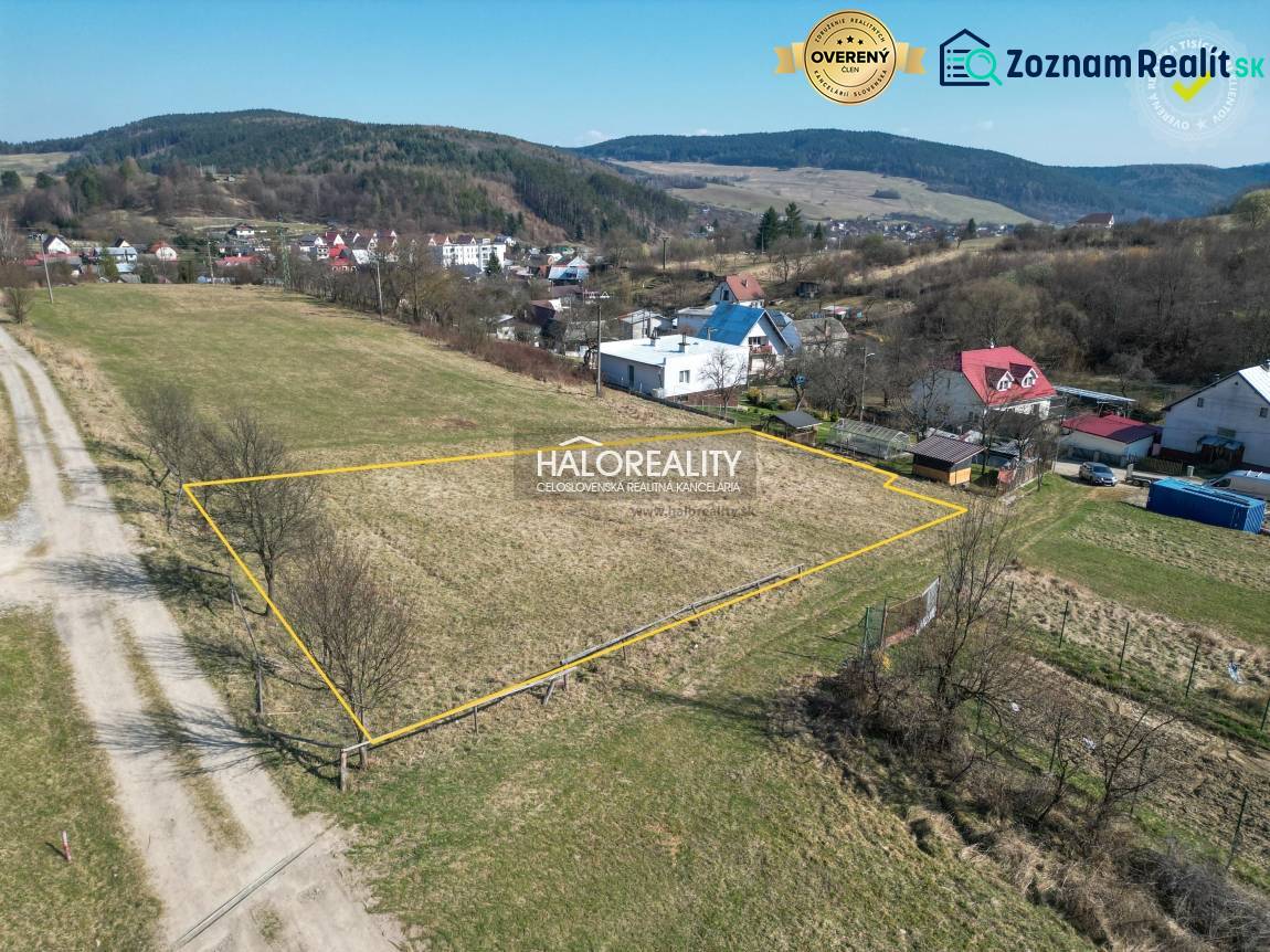 Grundstücke - Wohnen in Papradno, umgeben von Landschaft, sichtbare Einfamilienhäuser und Straße.