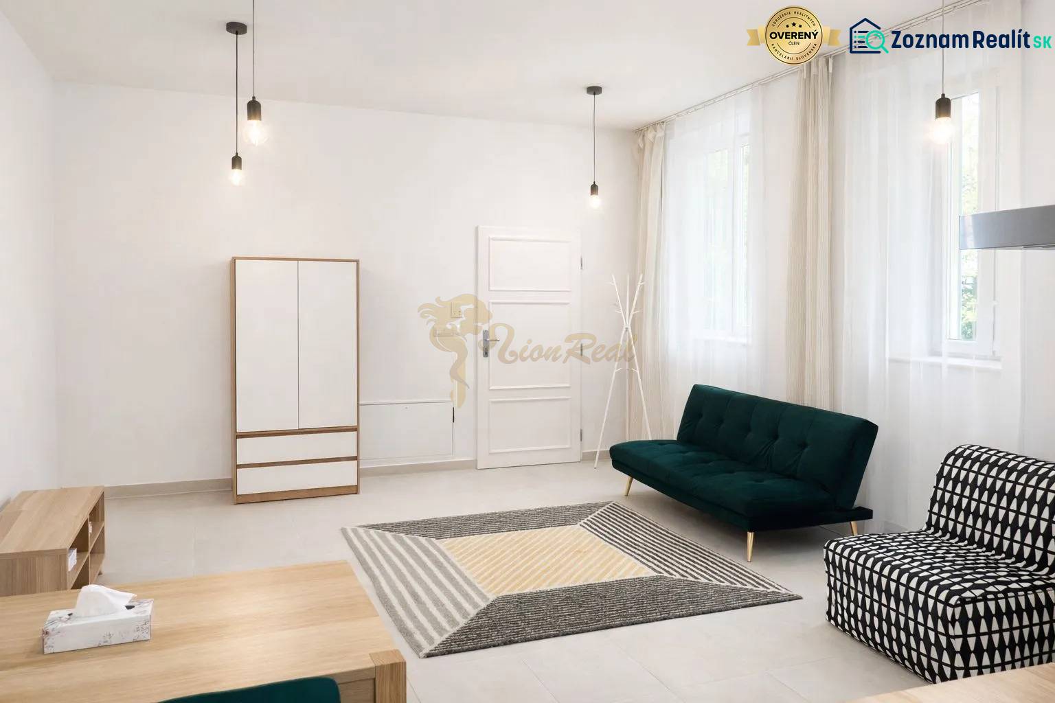 Wohnzimmer in einer 2-Zimmer-Wohnung mit Sofas, einem Schrank und einem Boden in Holzoptik.