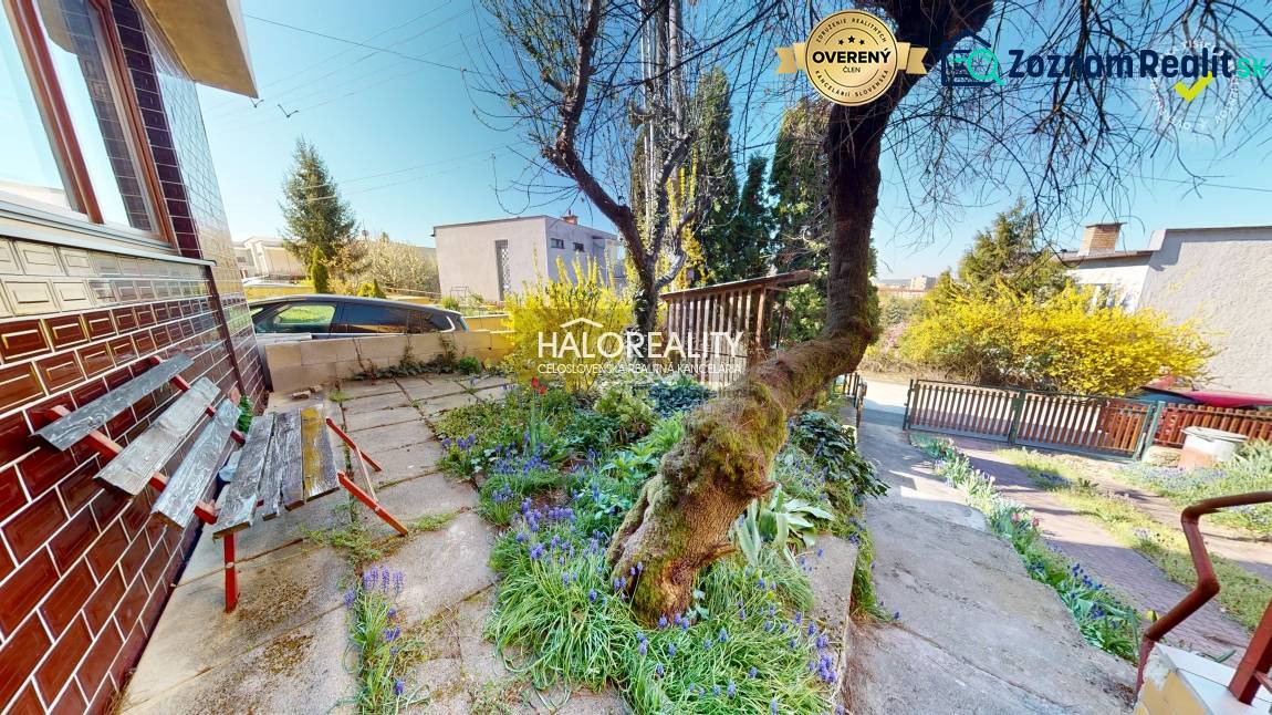 Vor dem Einfamilienhaus in Rimavská Sobota befindet sich ein Garten mit einer Bank und einem Baum.