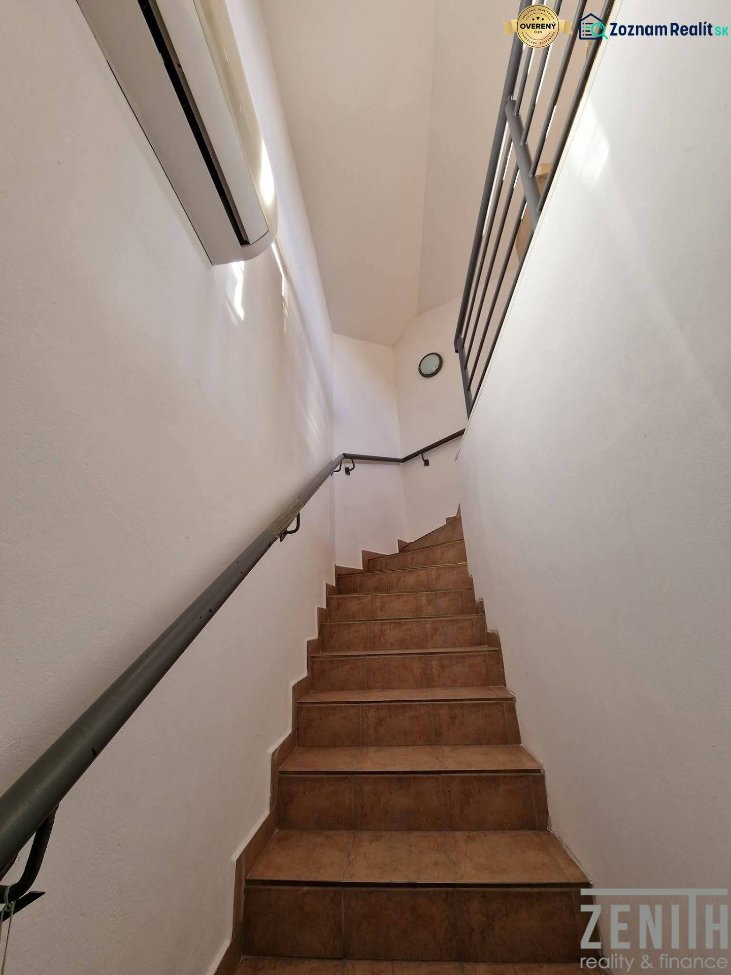 Innenräume von Geschäftsräumen mit Keramiktreppen und weißen Wänden.