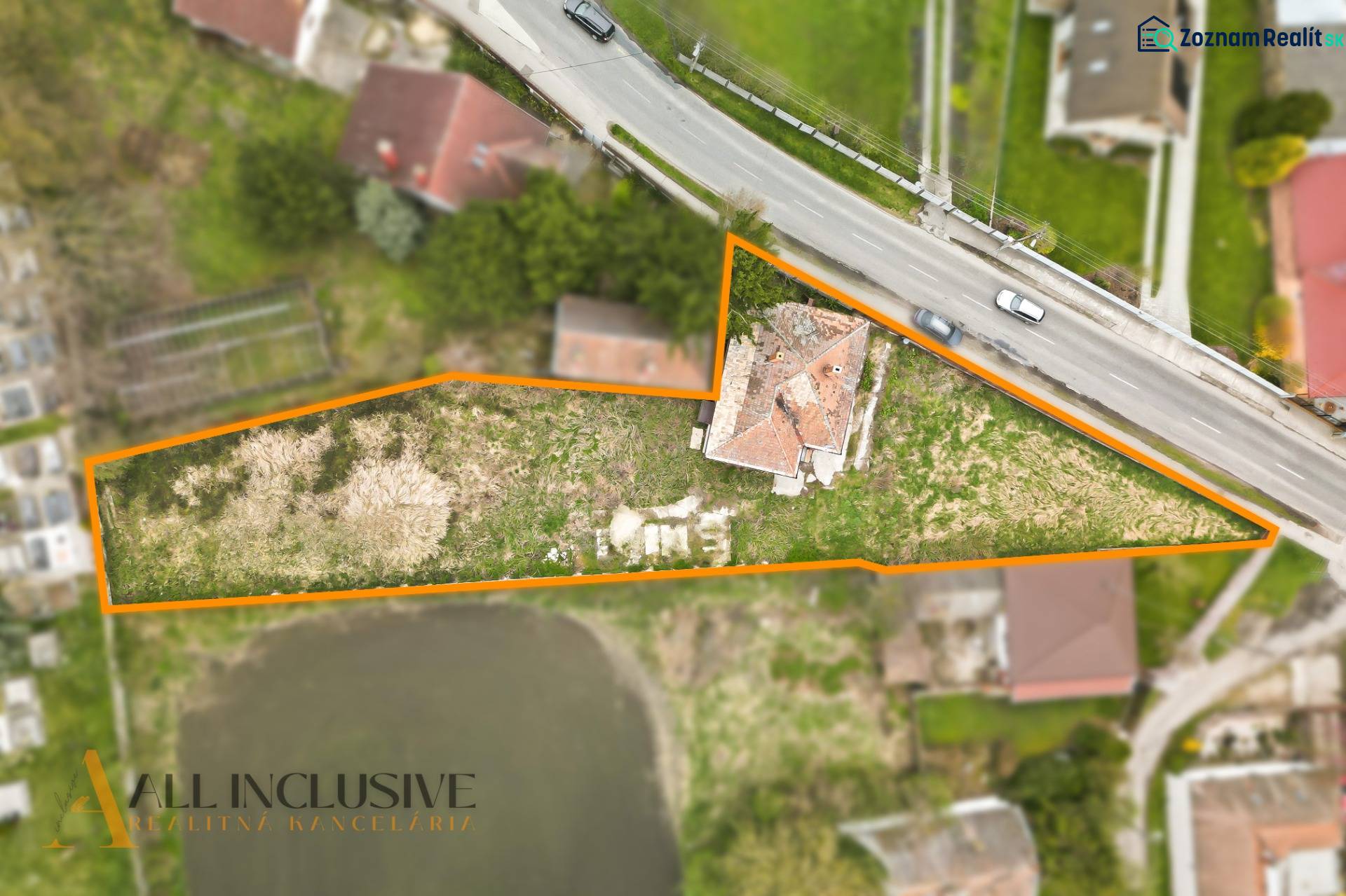 Luftaufnahme des Grundstücks mit Immobilie in Michal na Ostrove, umrandet mit einer hervorgehobenen Linie.