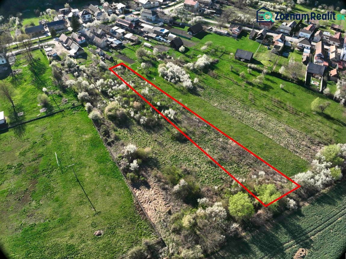 Luftaufnahme von Gärten im Gebiet Gemer mit markiertem Grundstück.
