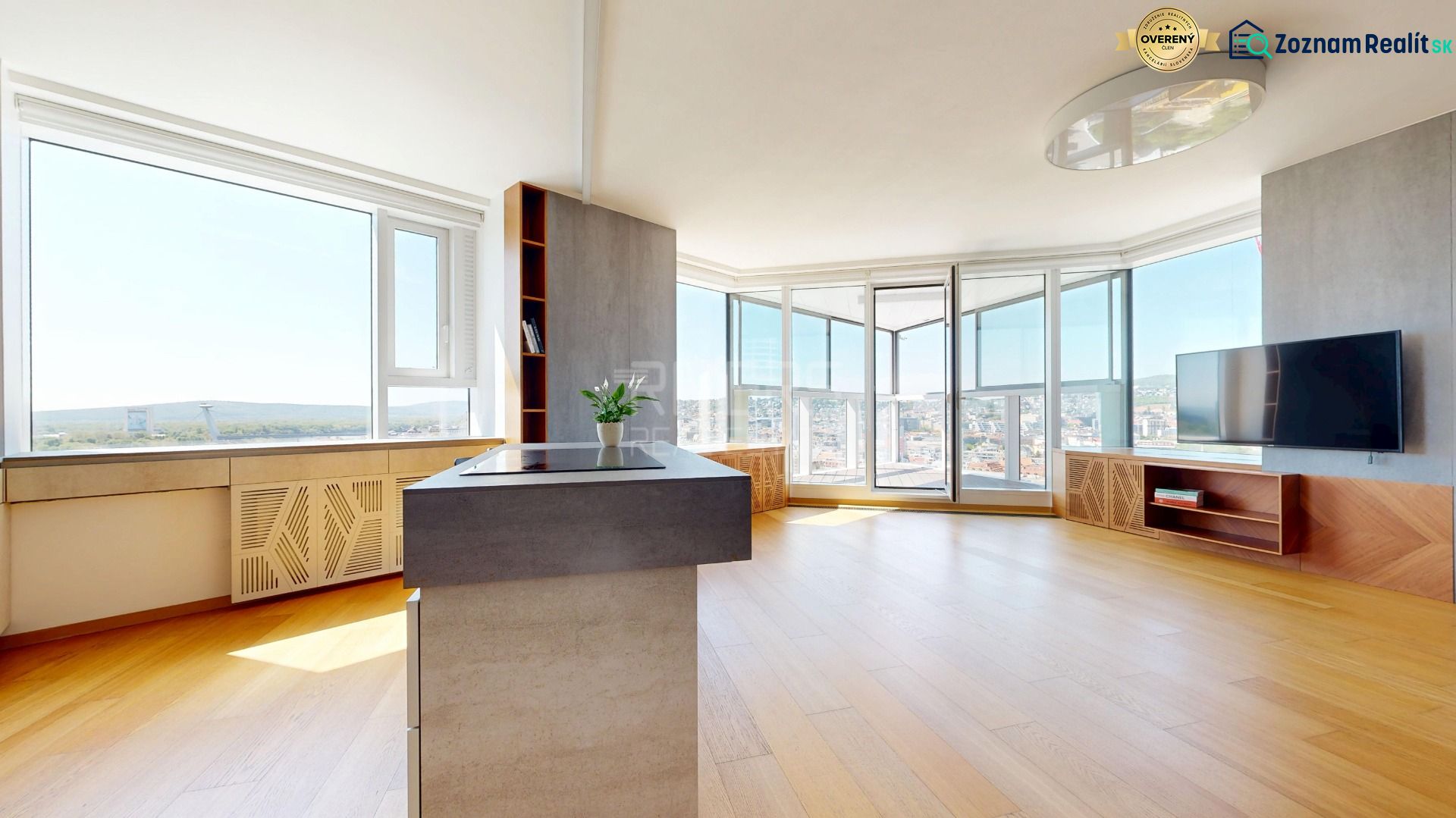Geräumiger Wohnbereich mit Aussicht und Holzboden in einer 4-Zimmer-Wohnung.