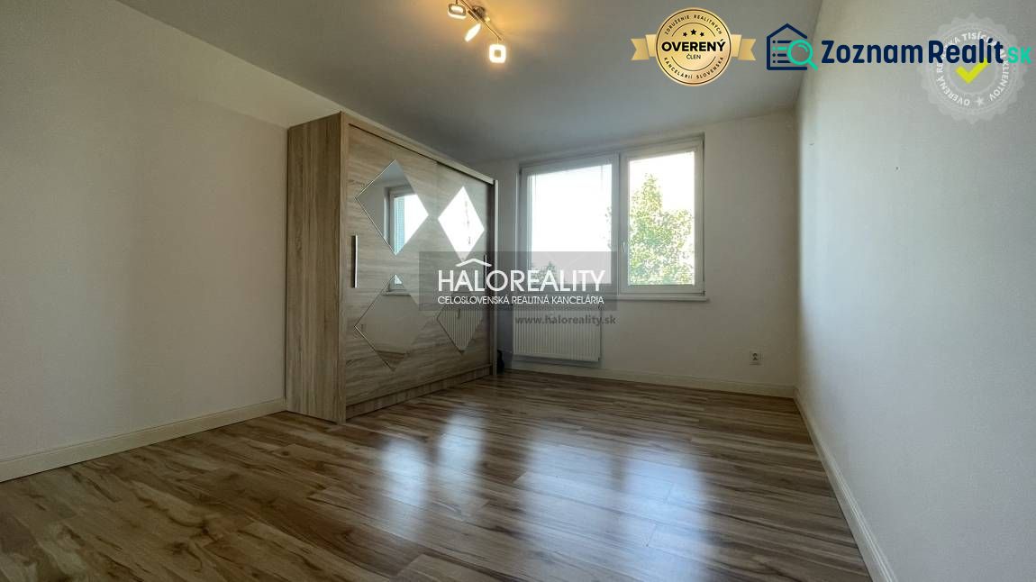 Helles Zimmer in einer 2-Zimmer-Wohnung mit Holzboden und Kleiderschrank.