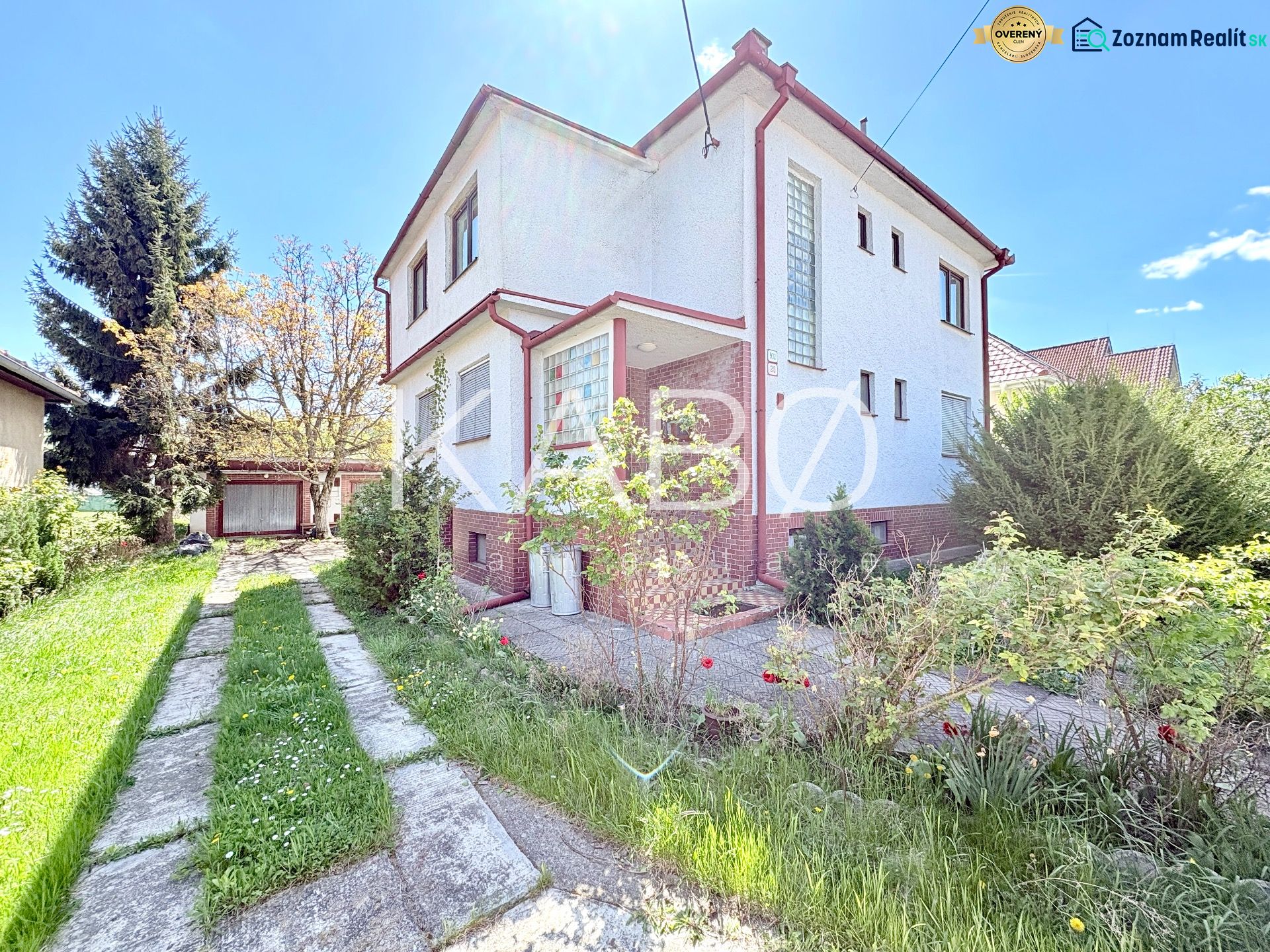 Einfamilienhaus in der Puškinova-Straße in Partizánske mit Garten und Zufahrtsweg.
