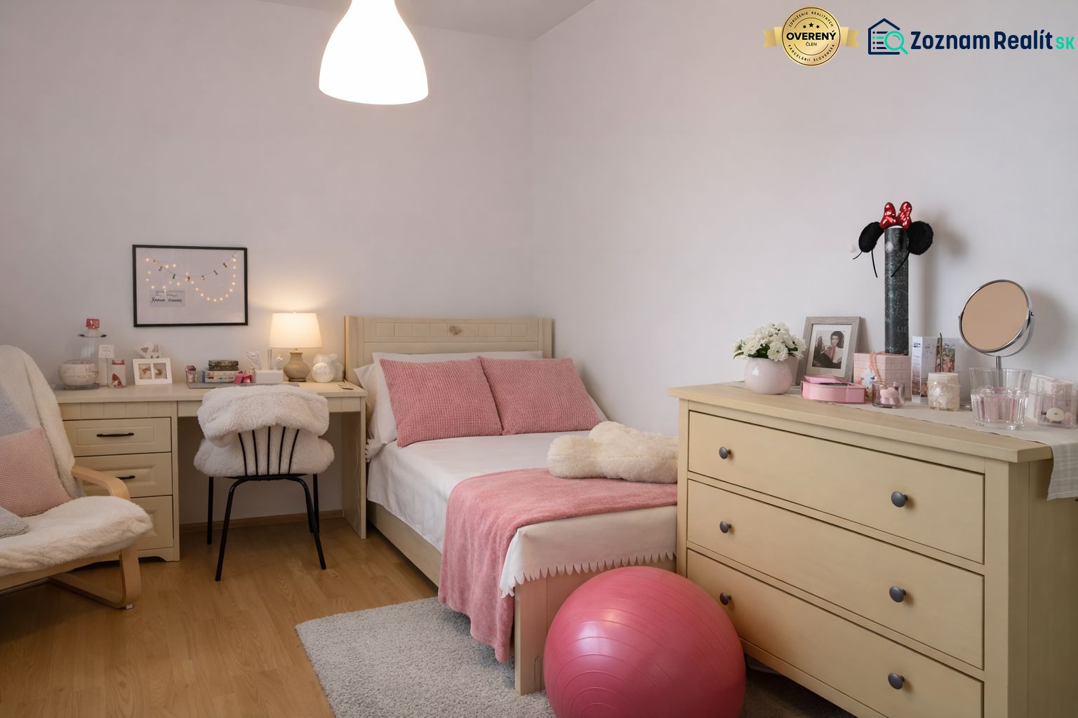 Ein Zimmer in einer 4-Zimmer-Wohnung mit Bett, Kommode, Schreibtisch und Dekorationen.